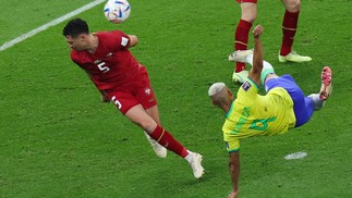 Richarlison acerta a bola ao lado do zagueiro sérvio Milos Veljkovic antes de marcar o segundo gol do Brasil  — Foto: Giuseppe CACACE / AFP