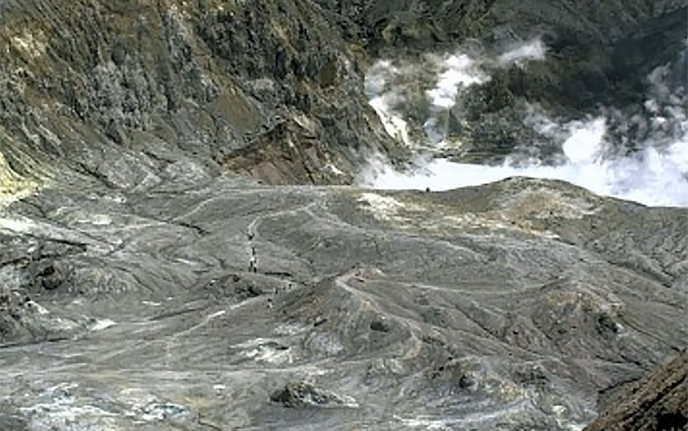 Imagem de turistas em trilha perto da cratera do vulcão da Ilha Branca — Foto: GeoNet / via AP Photo