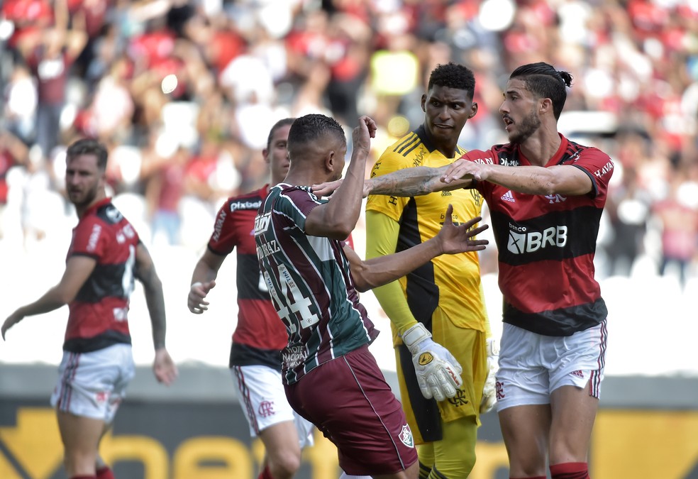 Gustavo Henrique e Hugo Souza foram amarelados em confusão com David Braz no fim do 1º tempo.  — Foto: André Durão