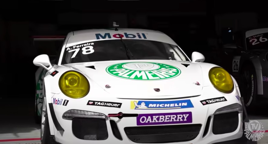 Abel Ferreira se aventurando em carro da Porsche Cup com o número 78 (Foto: Reprodução: YouTube)