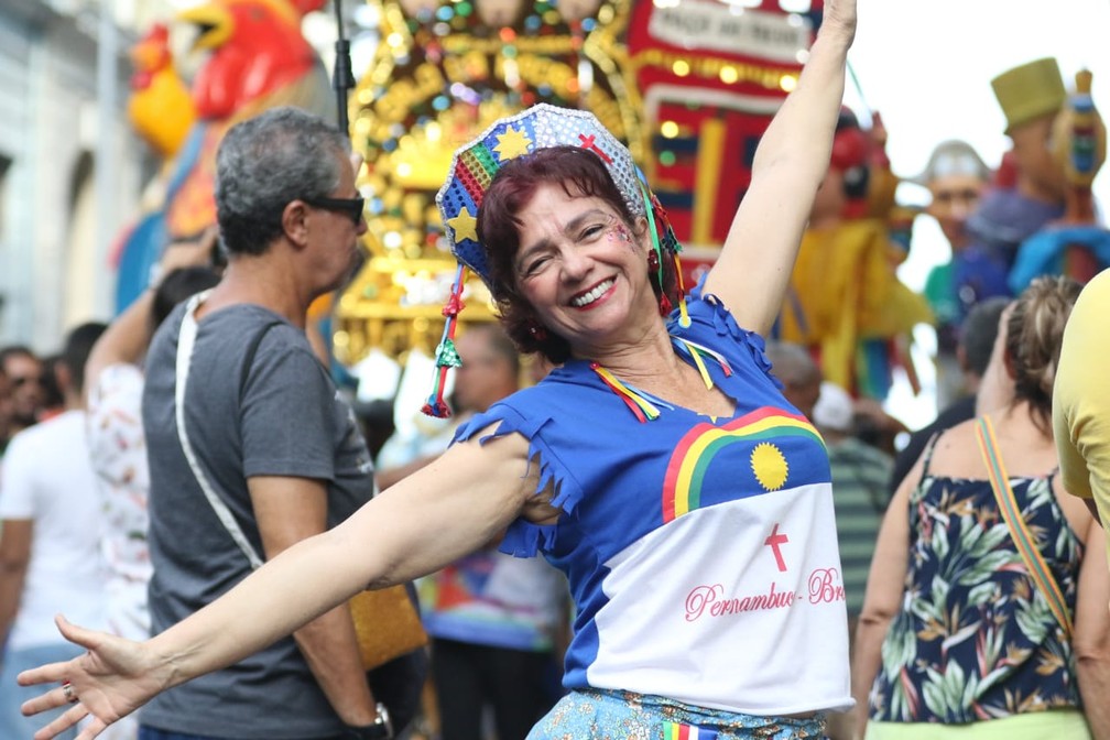 Bandeira de Pernambiuco estampa camiseta e vira fantasia de carnaval no Bairro do Recife  — Foto: Marlon Costa/Pernambuco Press
