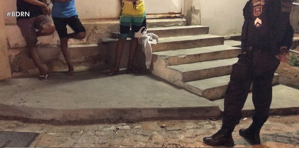 Suspeitos sÃ£o detidos apÃ³s assalto em Natal â Foto: ReproduÃ§Ã£o/Inter TV Cabugi