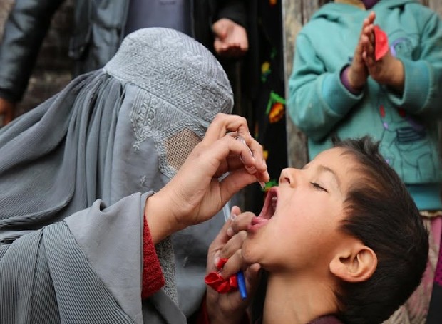 Vacinação contra a poliomelite (Foto: Organização Mundial da Saúde / Reprodução)