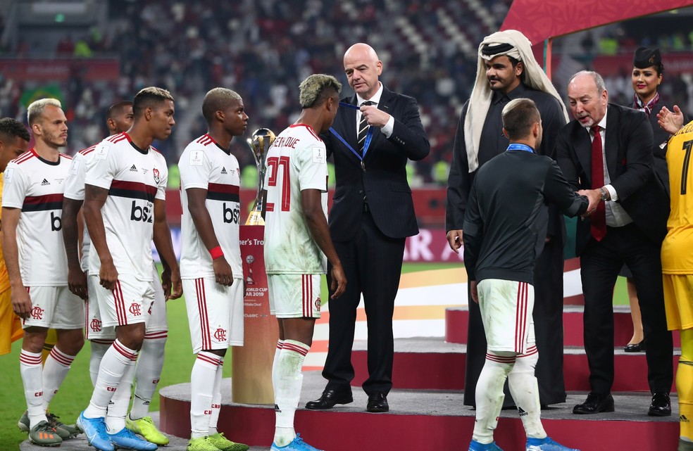 Jogadores recebem as medalhas de prata após Fla ser vice-campeão mundial — Foto: REUTERS/Ibraheem Al Omari