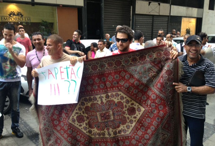 Torcedores brincam antes e durante julgamento do STJD de Lusa e Fla