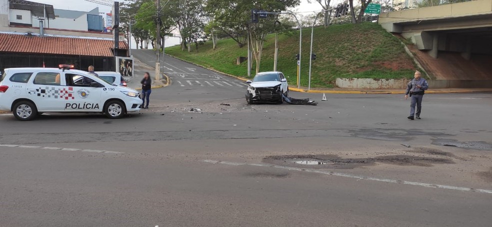 Acidente de trânsito foi registrado no cruzamento das avenidas da Saudade e Joaquim Constantino  — Foto: David de Tarso/TV Fronteira 