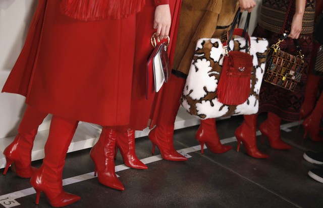 Karl Lagerfeld combinou os looks de inverno 2018 da Fendi a botas vermelhas acima do joelho (Foto: Getty Images)