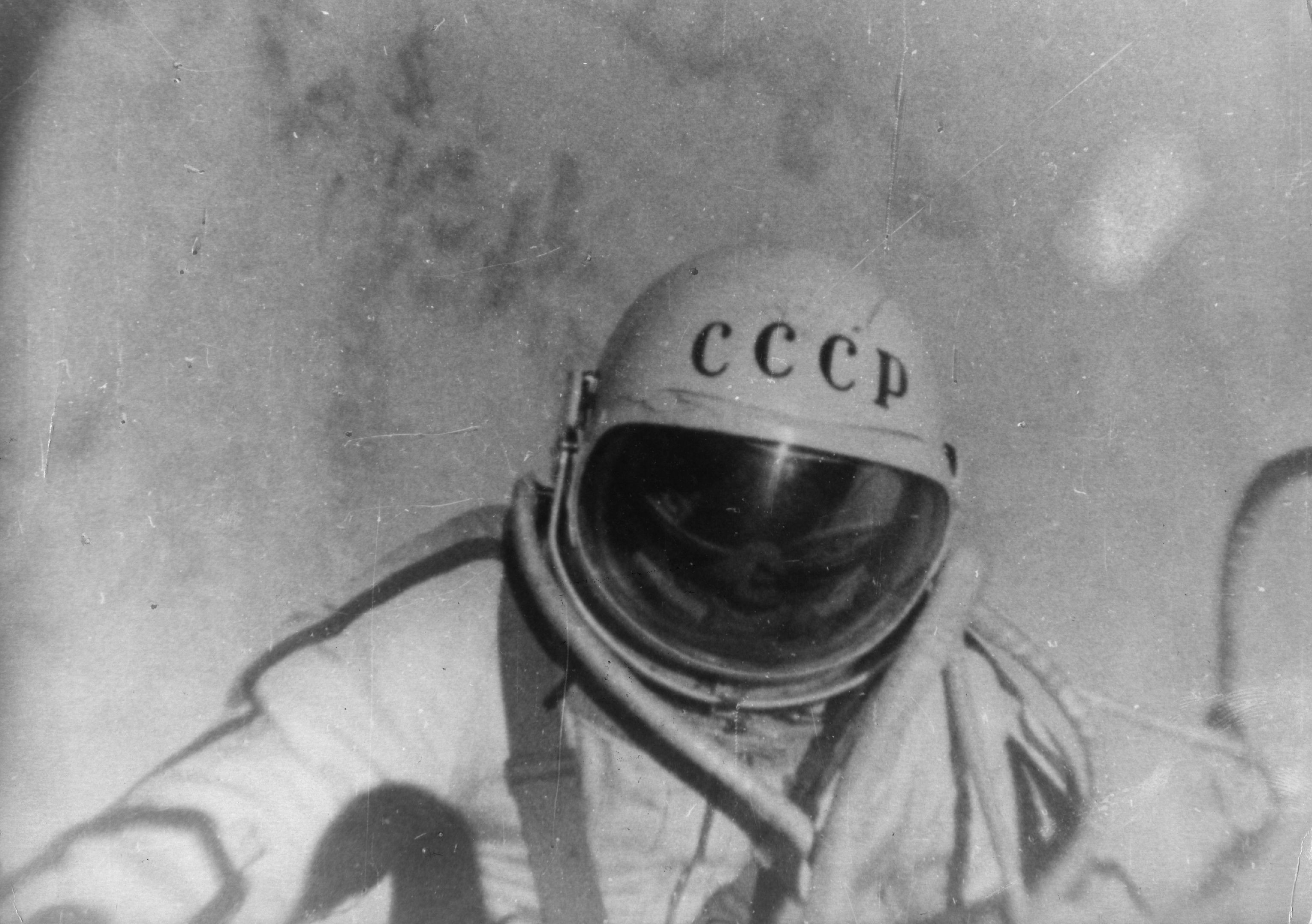 Leonov durante a primeira caminhada espacial (Foto: Getty Images)