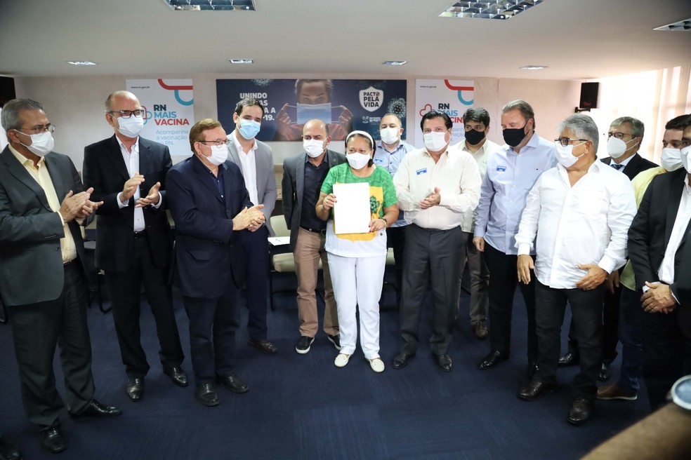 Governadora Fátima Bezerra edita decreto que regulamenta venda direta de etanol para postos de combustíveis no RN — Foto: Sandro Menezes/Assecom