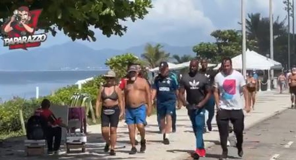 Landim, de boné, na praia da Barra da Tijuca — Foto: Reprodução