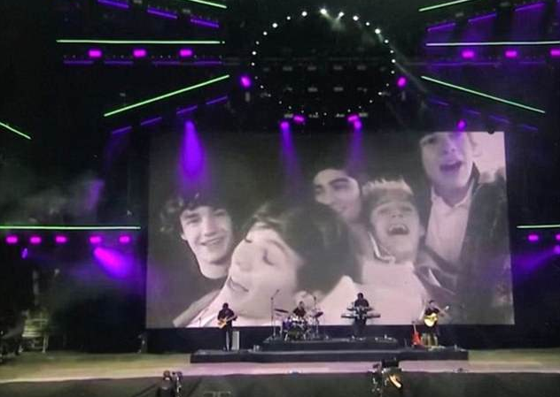 O palco do show do cantor Liam Payne com uma foto do músico com seus amigos de One Direction (Foto: Twitter)