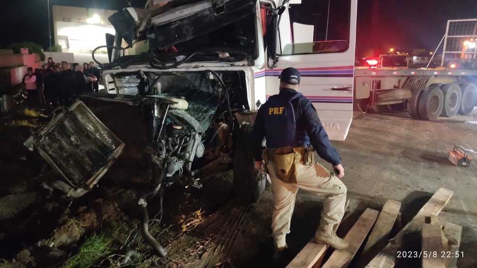 Frente de caminhão após colisão com automóvel na BR-158, em Santa Maria — Foto: PRF/Divulgação