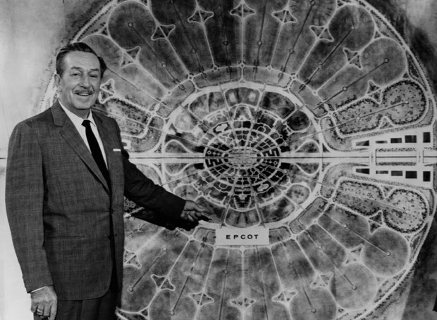 Walt Disney mostrando o projeto da cidade planejada 'Experimental Prototype Community of Tomorrow' (Foto: Disney / Reprodução)