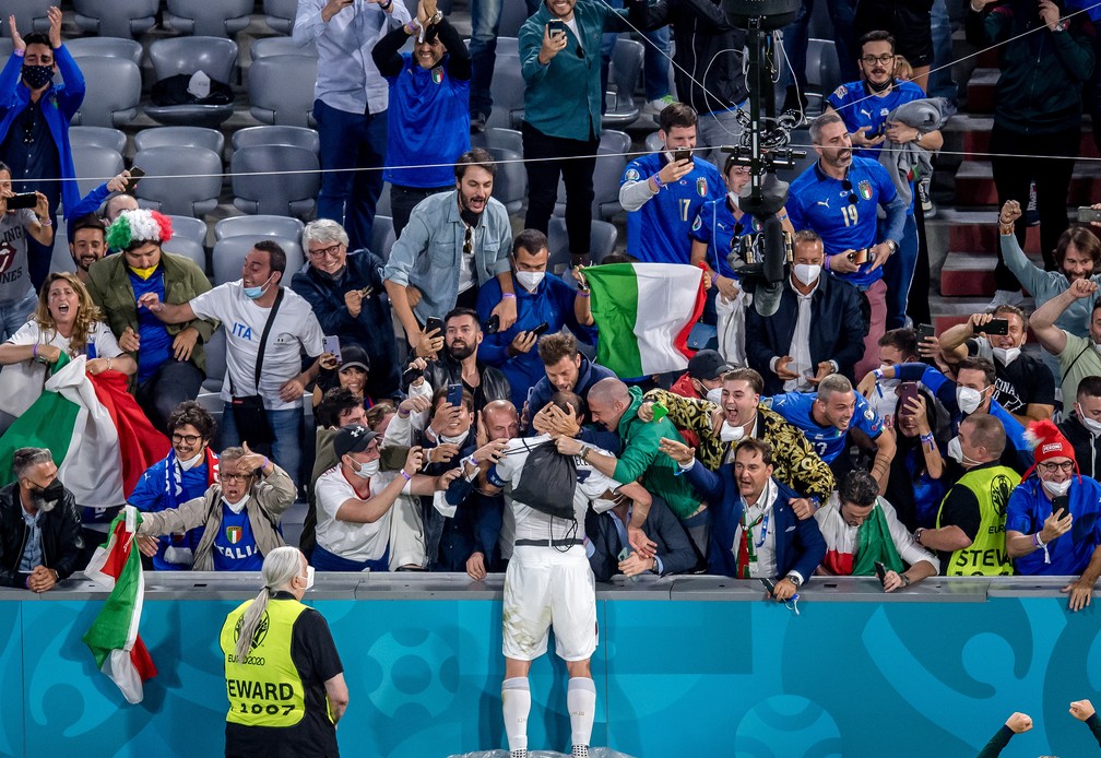 Chiellini comemora com torcedores italianos após classificação nas quartas de final — Foto: Getty Images