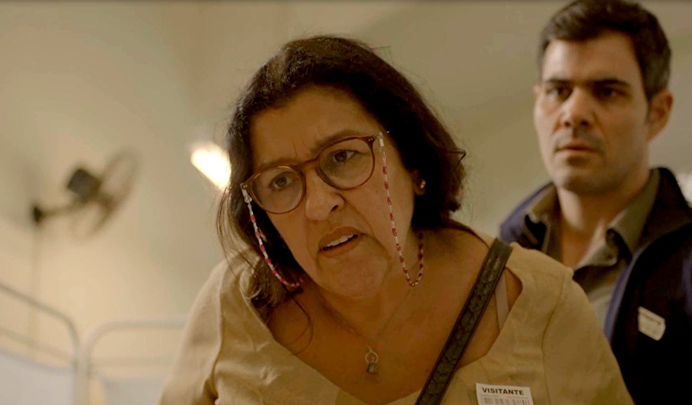 Lurdes (Regina Casé) consegue encontrar traficante que comprou Domênico, em 'Amor de Mãe' — Foto: Globo