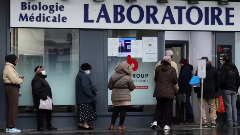 A França viu um aumento recorde de casos da covid nas últimas semanas (Foto: BBC via Reuters)