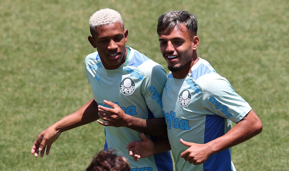 Danilo e Gabriel Menino durante treino do Palmeiras — Foto: Cesar Greco / Palmeiras