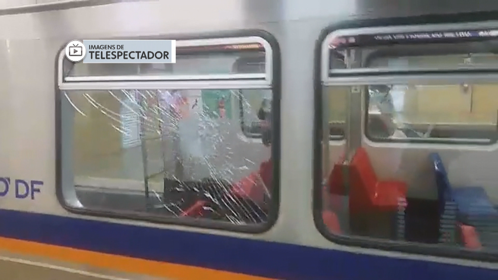 Janela do metrô quebrada em Brasília (Foto: TV Globo/Reprodução)