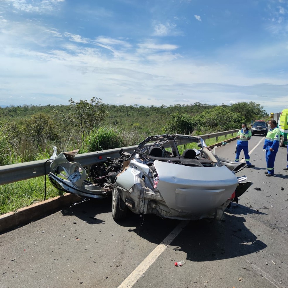 Carro bateu em caminhão e cinco pessoas morreram — Foto: Polícia Militar Rodoviária/ Divulgação