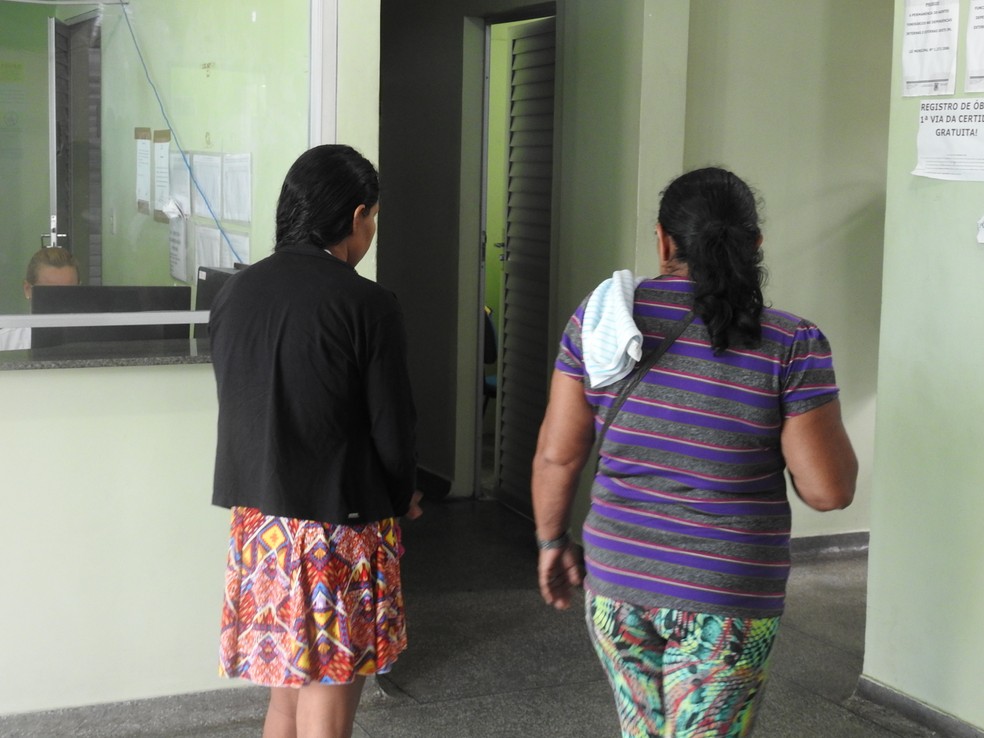 Abalada, a mãe da criança (de preto) não quis falar coma imprensa (Foto: Ive Rylo/G1 AM)