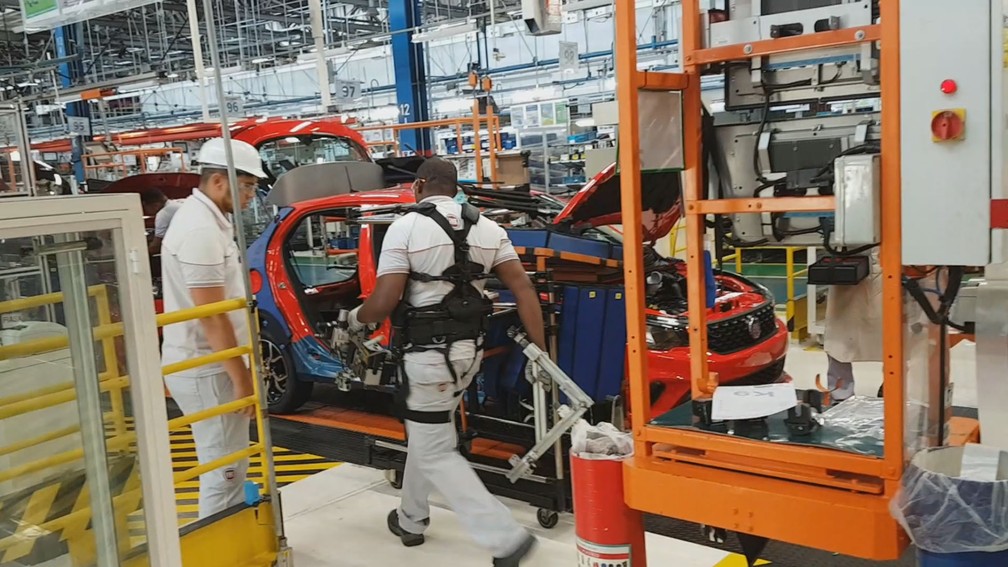 Funcionário usando exoesqueleto na fábrica da Fiat Chrysler Automobiles (FCA), em Betim (MG). (Foto: Pedro Gonçalves/G1 MG)