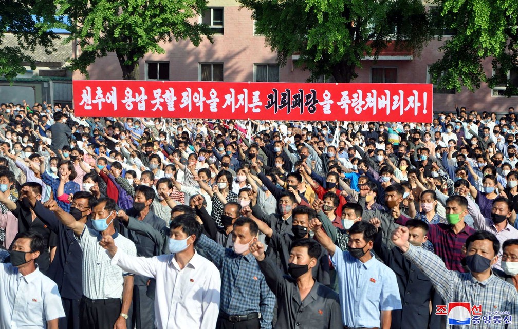 Imagem divulgada nesta segunda (8) pela KCNA mostra uma manifestao na Coreia do Norte contra a Coreia do Sul e dissidentes norte-coreanos  Foto: KCNA via Reuters