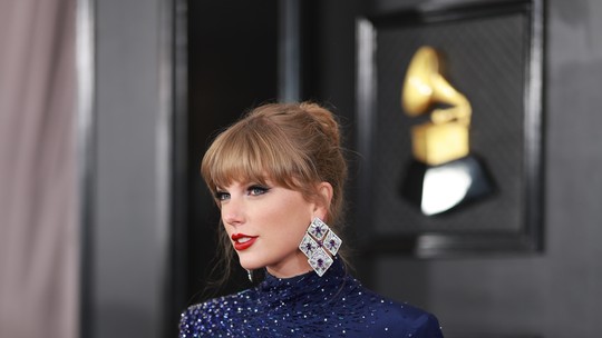 Grammy 2023: Em aparição rara, Taylor Swift marca presença na premiação com conjunto brilhante e brincos poderosos