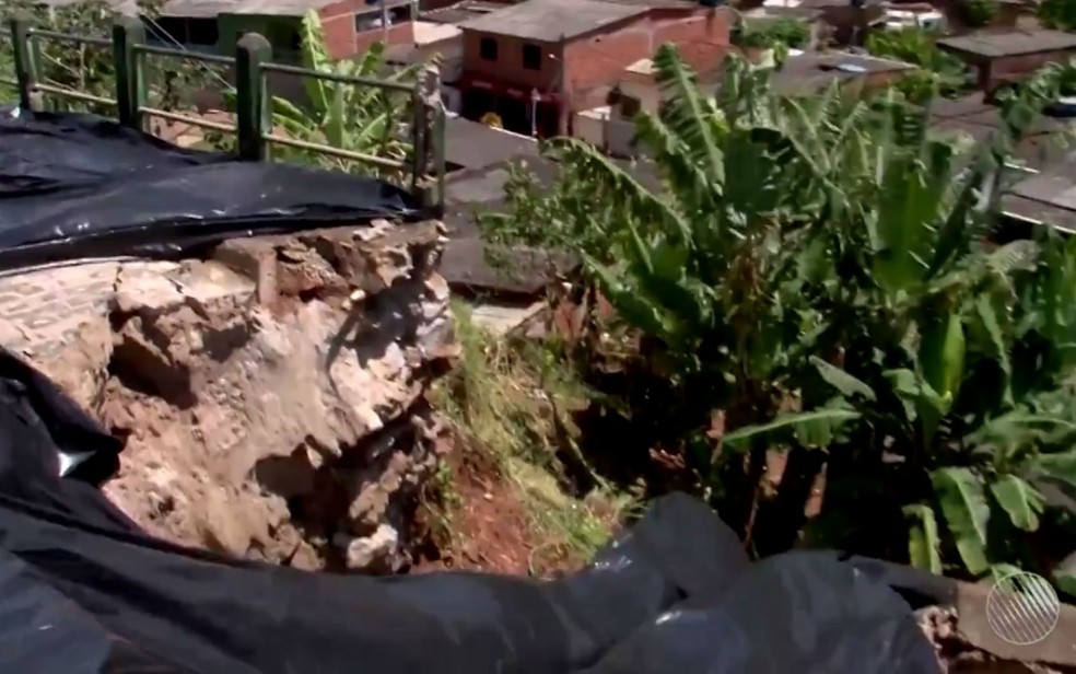 Encosta deslizou e destruiu parte de uma avenida, em Ilhéus (Foto: Reprodução/TV Bahia)