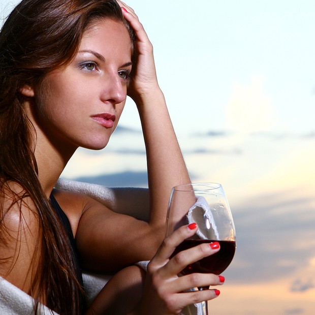 beautiful young woman drinking wine (Foto: Divulgação/Freepik)