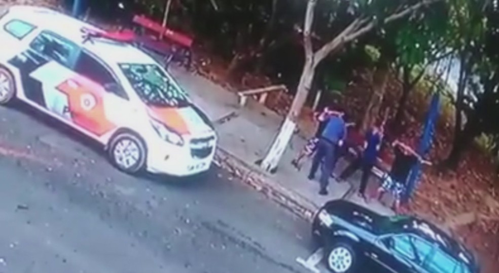 Imagens registram policial agredindo adolescente durante abordagem em Cerquilho (Foto: Reprodução/TV TEM)