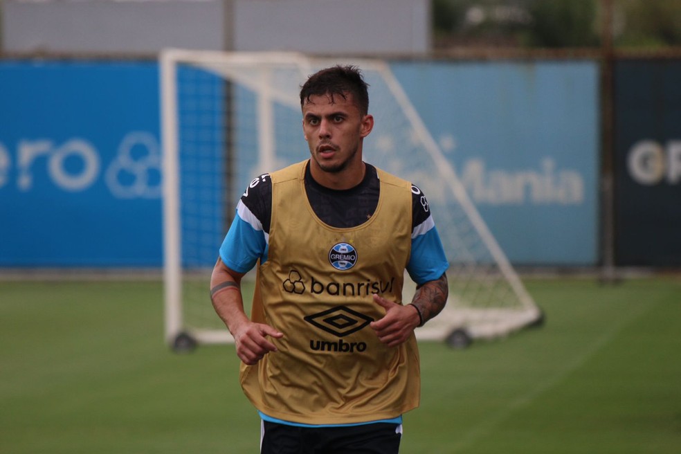 Felipe Carballo, volante do Grêmio, treina no CT Luiz Carvalho — Foto: João Victor Teixeira/ge.globo