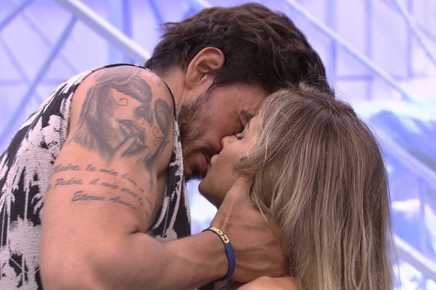 Gabi e Guilherme se beijam no BBB 20 (Foto: TV Globo/Divulgação)