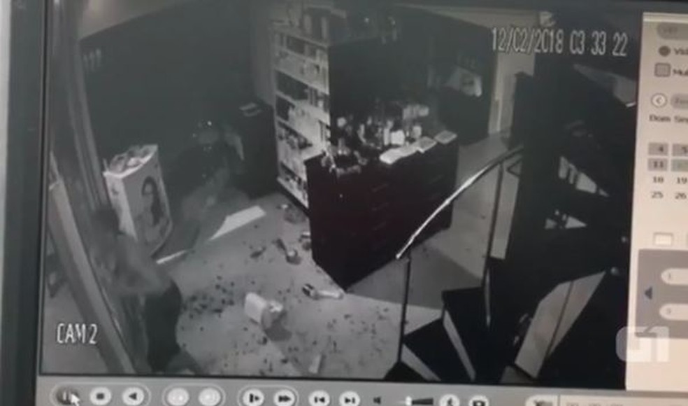 Ladrão se atrapalha e bate rosto em saída de loja no interior do Acre (Foto: Reprodução)