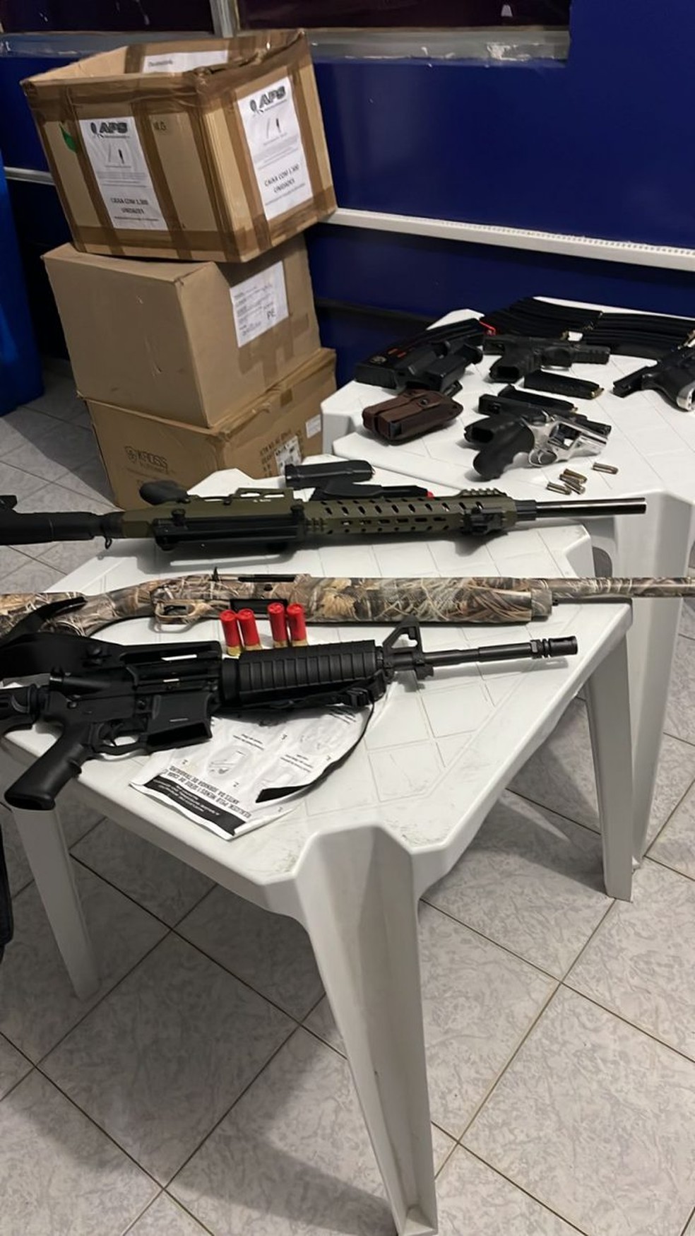 Armas apreendidas no carro dirigido pelo vereador Gaturiano Cigano — Foto: Divulgação 
