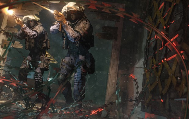 Em 'Rainbow Six Siege', equipes se revezam entre invadir e defender objetivos. É possível explodir paredes e plantar armadilhas, como arame farpado (Foto: Divulgação/Ubisoft)