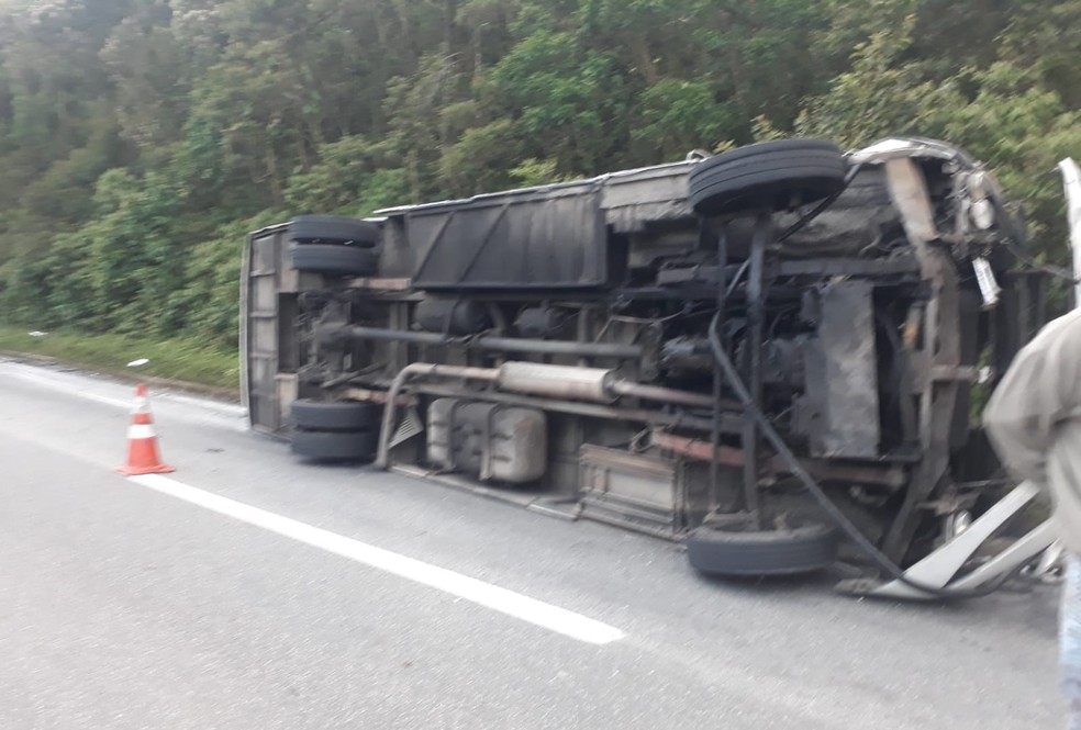 Caminhão tomba e deixa passageiros feridos em rodovia de Bertioga, SP — Foto: g1 Santos