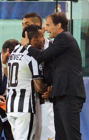Allegri cumprimenta Tevez substituição Roberto Pereyra Juventus x Real Madrid (Foto: EFE/Andrea Di Marco)