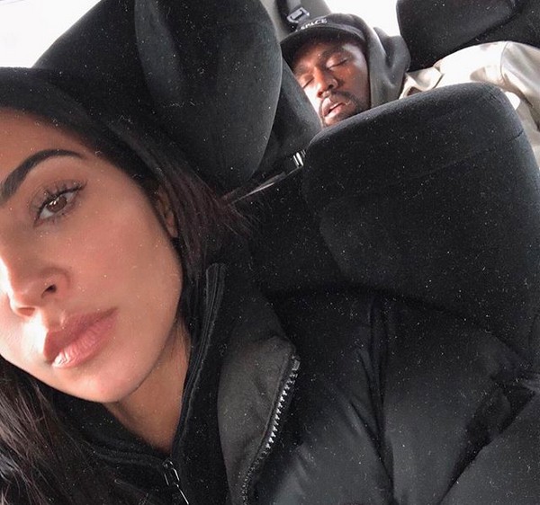 A foto tirada pela socialite Kim Kardashian que mostra o marido dela, o rapper Kanye West, dormindo no banco de trás de um carro (Foto: Instagram)