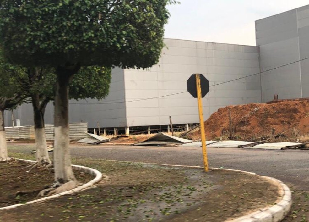 Placas de contenção em obra caíram após temporal em Vilhena, RO — Foto: Reprodução/Redes Sociais 