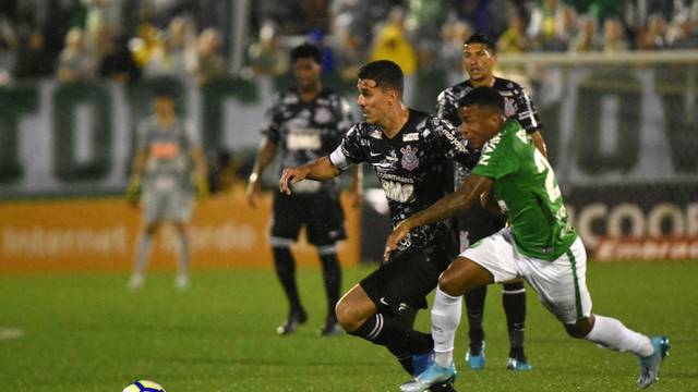 Danilo Avelar fez o gol da vitória do Corinthians