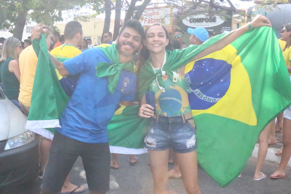 Torcida comemora a vitória do Brasil no bairro Saci, Zona Sul de Teresina (Foto: Roberto Araujo/G1)