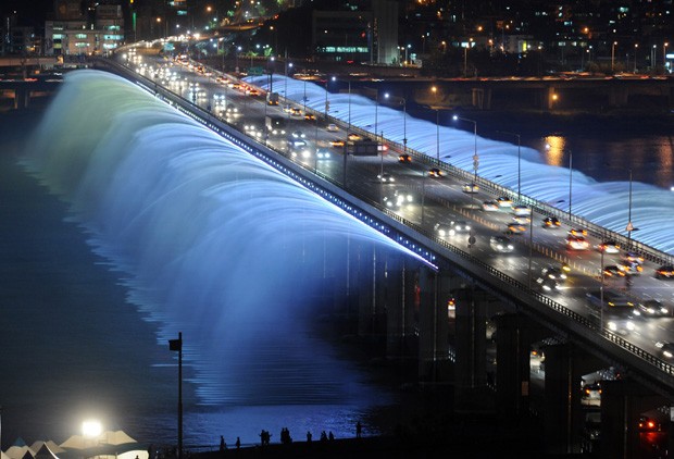   (Foto: Wikimedia / http://commons.wikimedia.org/wiki/File:Rainbow_fountain_Seoul.JPG)