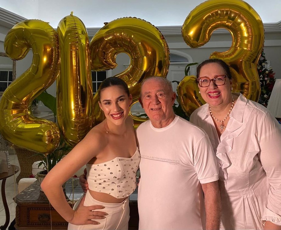 Renato Aragão celebra novo ano em família após alta hospitalar