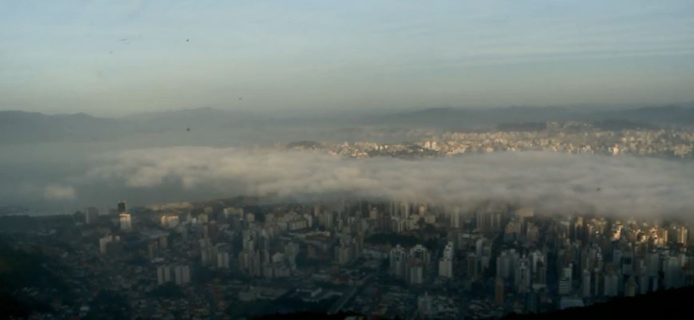 Pontes ficam encobertas por nevoeiro em Florianópolis  — Foto: Reprodução/ NSC TV