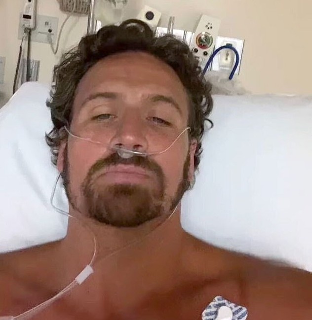O nadador norte-americano Ryan Lochte após passar por uma cirurgia de apendicite (Foto: Instagram)