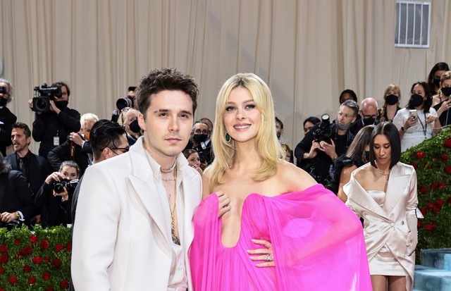 NEW YORK, NEW YORK - MAY 02: (L-R) Brooklyn Beckham and Nicola Peltz attend The 2022 Met Gala Celebrating "In America: An Anthology of Fashion" at The Metropolitan Museum of Art on May 02, 2022 in New York City. (Photo by Jamie McCarthy/Getty Images) (Foto: Getty Images)