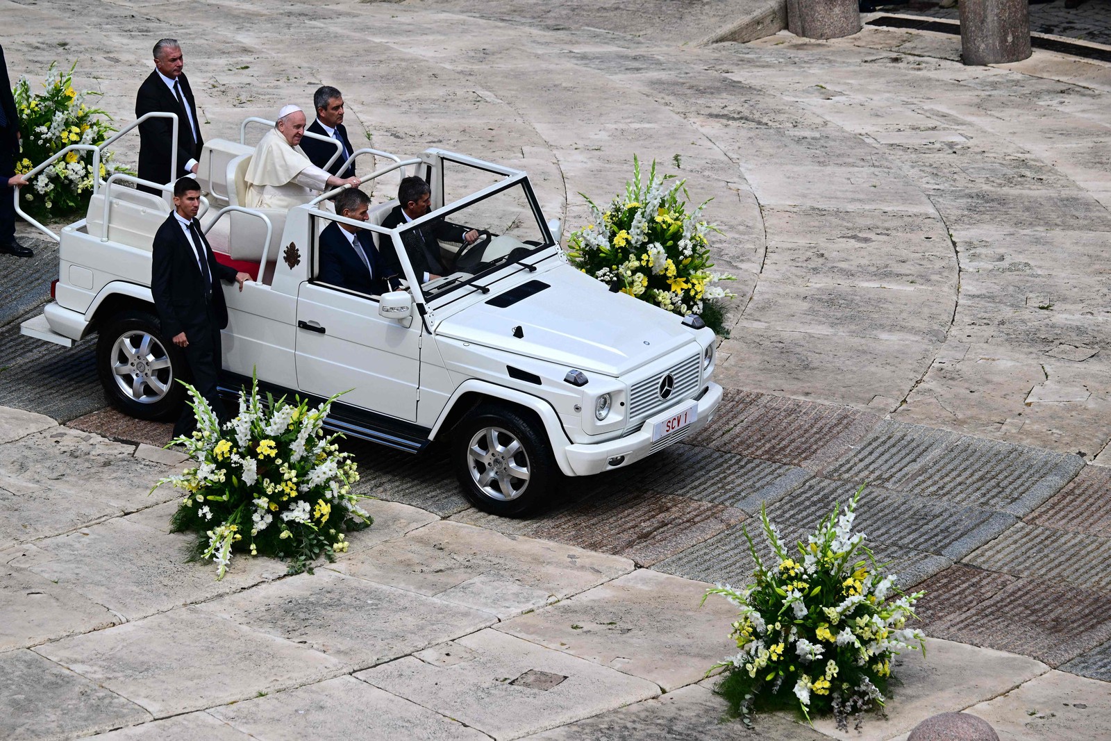 Papa deixa a cerimônia de beatificação do Papa João Paulo I — Foto: Vincenzo PINTO / AFP