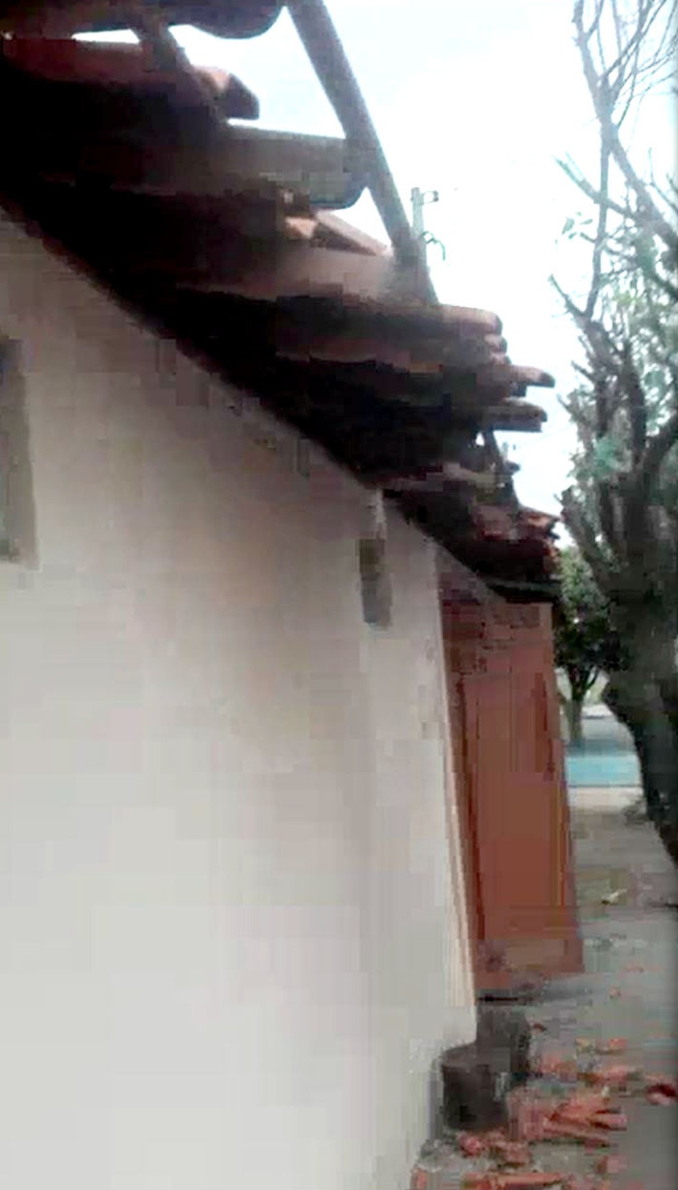 Uma casa em Lins sofreu destelhamento por causa dos ventos fortes (Foto: arquivo pessoal / Sidney dos Santos)