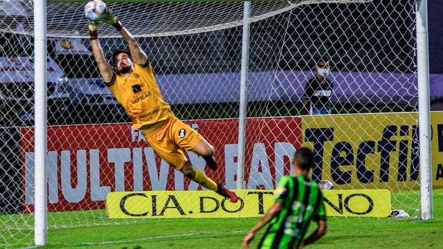 Goleiro do América-MG, Matheus Cavichioli defende chutaço de Hugo, do CRB
