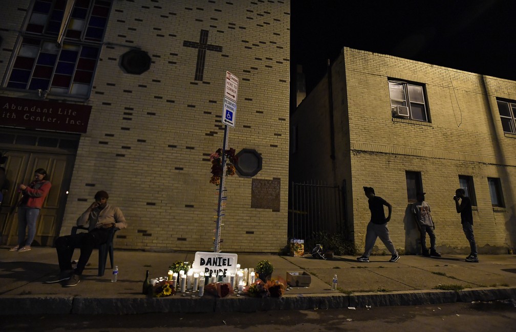 Memorial montado para Daniel Prude, em Rochester, Nova York — Foto: Adrian Kraus/AP Photo